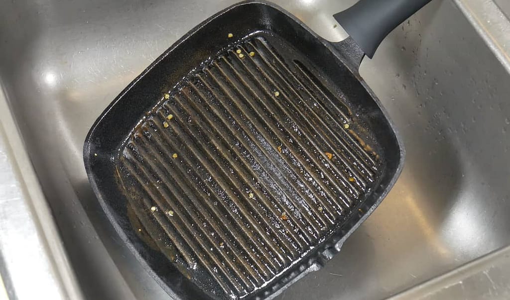 How to clean burnt cast iron grill pan 04