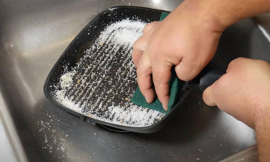 How to clean burnt cast iron grill pan 06