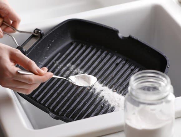 How to clean burnt cast iron grill pan 11