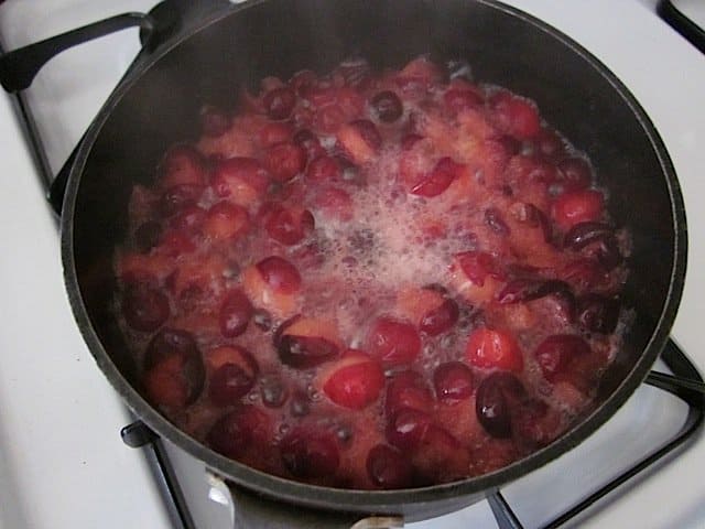 simmer popping cranberries in pot 