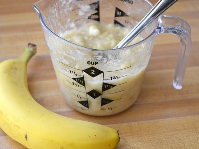 mashed bananas in measuring cup 